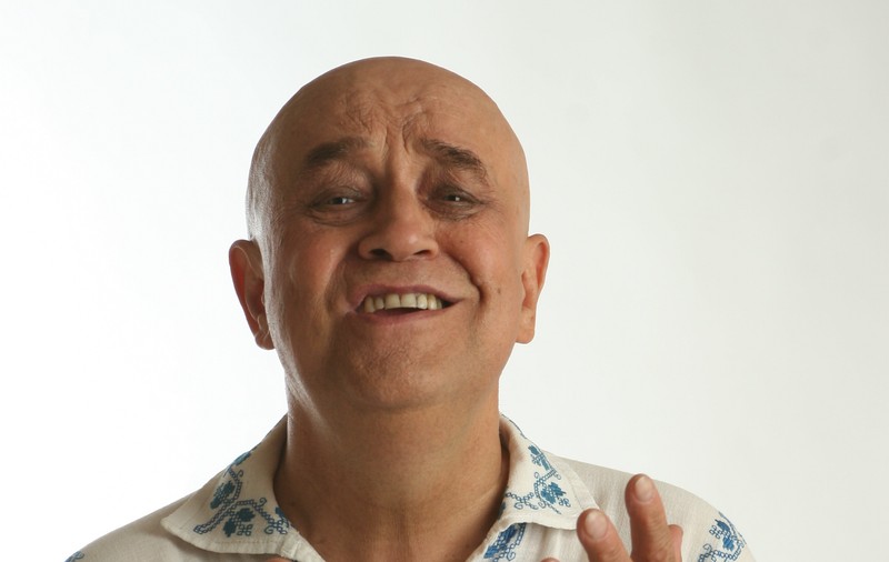 VIDEO/ Benone Sinulescu împlinește 80 de ani. Cel mai valoros solist de muzică populară în viață, sărbătorit cu un festival în orașul natal