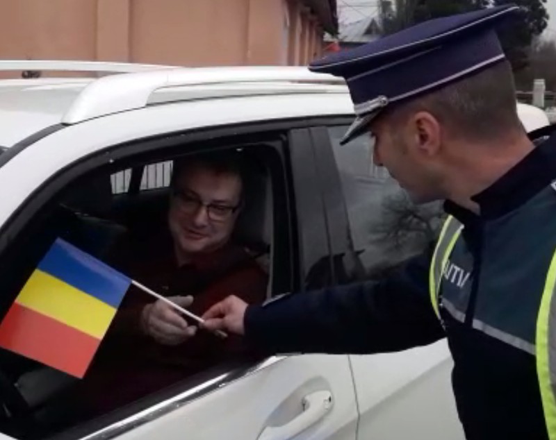 Polițiștii din Călugăreni au dat steaguri tricolore de Ziua Națională șoferilor și copiilor