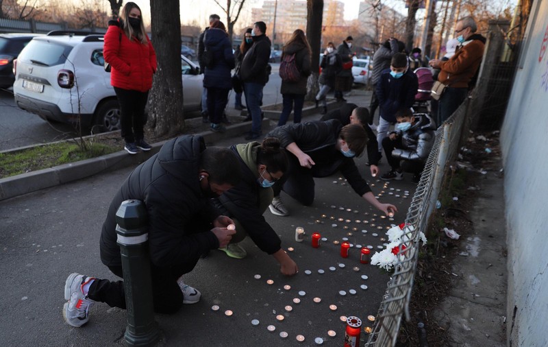 Protest în fața Secției 5 de Poliție din Capitală în memoria fetiței care a fost lovită mortal de o mașină de poliție