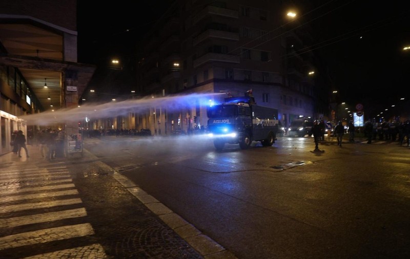 Război de gherilă urbană în Bologna, după meciul Virtus-Maccabi: țestoasele au pus tunurile cu apă pe manifestanții pro-Palestina