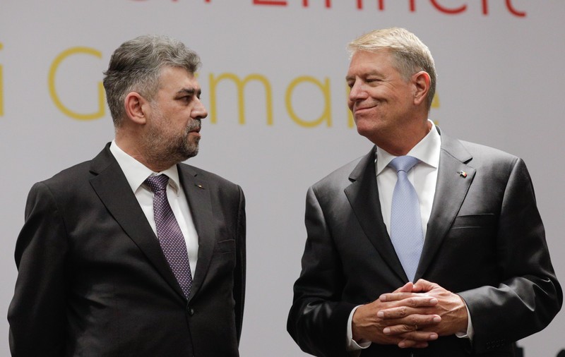 Ciolacu calcă pe urmele lui Iohannis în relația cu presa: ignoră o investigație care îl vizează și îi cultivă pe cei care perie scamele puterii