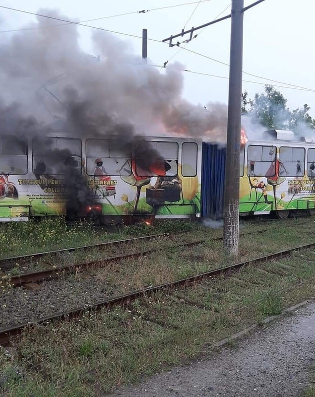 Un tramvai lovit de fulger a luat foc în mers, în Craiova