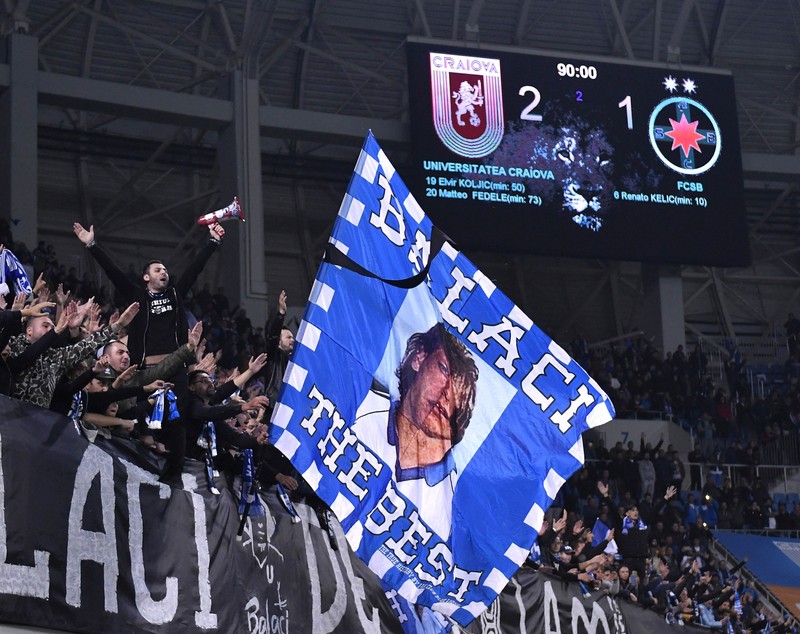 Imagini cutremurătoare de la priveghiul lui Ilie Balaci. Sute de oameni, la căpătâiul fostului fotbalist / FOTO