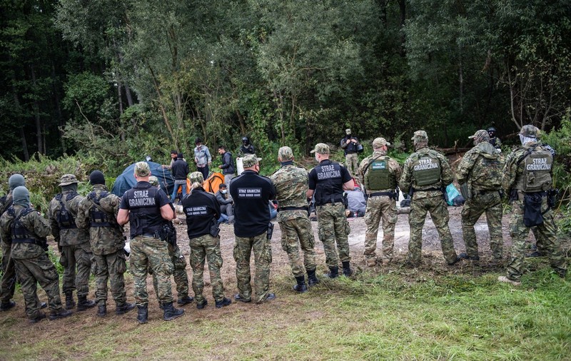 Polonia va construi un gard la frontiera cu Belarus pentru a-i opri pe migranţi