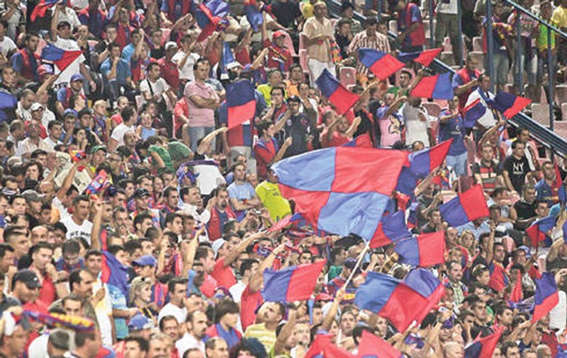 BĂTAIE ÎNTRE FANII STELEI ŞI JANDARMI, înainte de meciul din Supercupa României