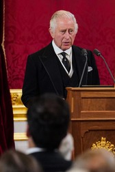 În cea de-a doua parte a ceremoniei de la Palatul St. James, Charles al III-lea a ținut un discurs în care și-a asumat îndatoririle de suveran | Foto: Profimedia