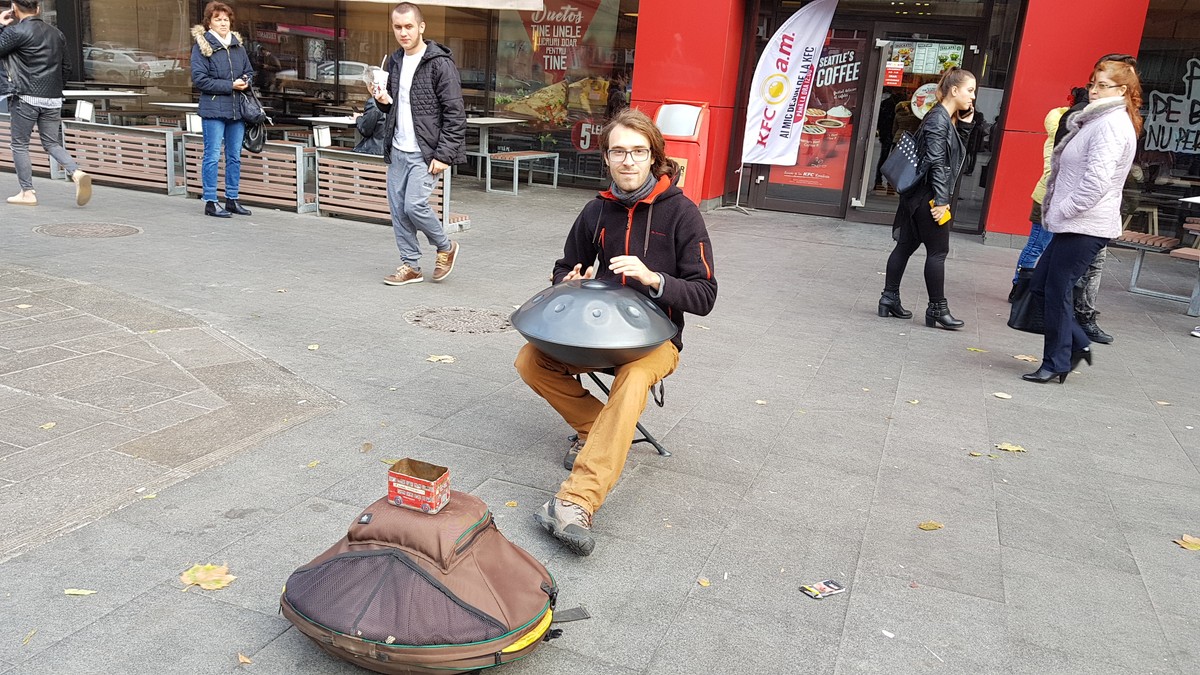 Silviu Purcaru cântă la un instrument muzical neobișnuit