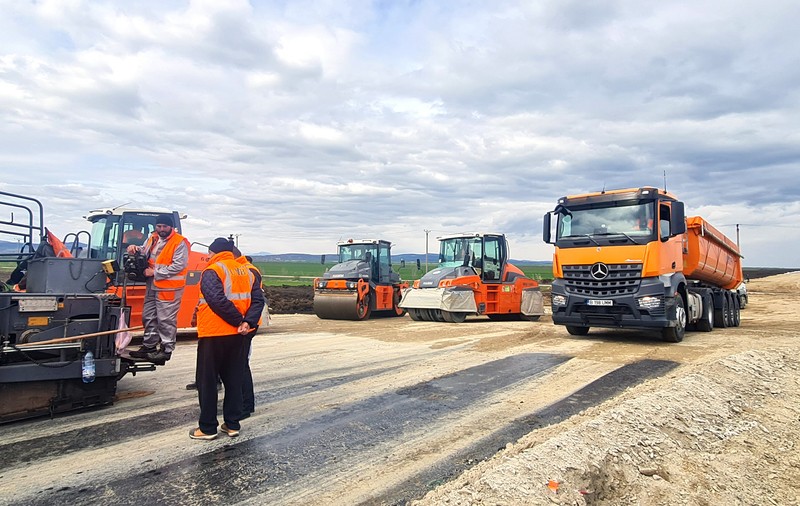 Problema nevăzută a construcției noii autostrăzi a Moldovei: fermierii spun că n-au fost despăgubiți pentru culturile distruse. „Nu s-au respectat procedurile legale”
