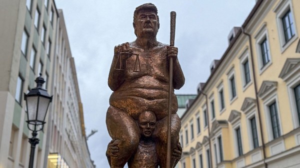 O statuie de aur de 2,5 metri numită „Ciuma portocalie” îl înfățișează pe Donald Trump în Parlamentul European din Strasbourg. Foto: Hepta