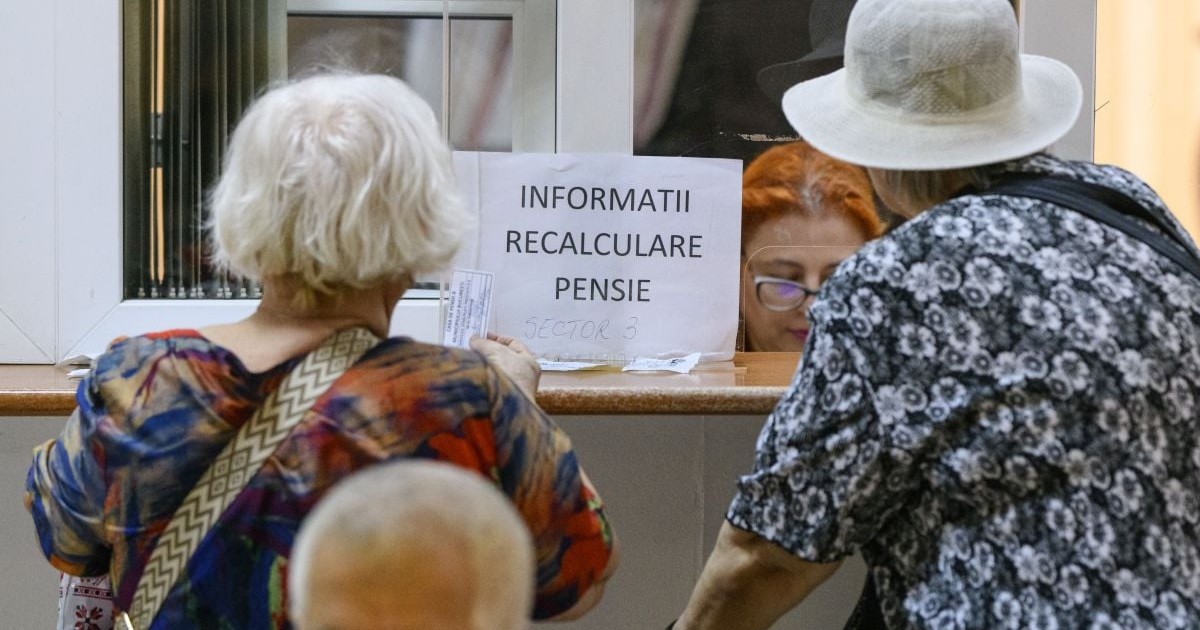 Persoane in varsta asteapta in sediul Casei de Pensii a Municipiului Bucuresti, august 2024