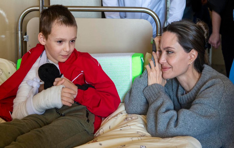Angelina Jolie, după ce a vizitat Ucraina: „Nu are niciun sens tot acest rău făcut copiilor”