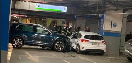 În urma impactului, cei doi soți din mașina albă au ajuns la spital