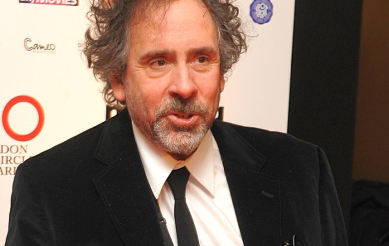 Tim Burton glumește pe seama brațului rupt: «Acum sunt parțial robot»