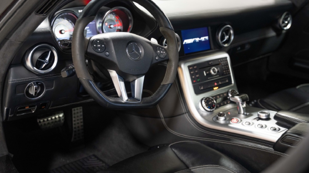 Interiorul unei mașini Mercedes-AMG