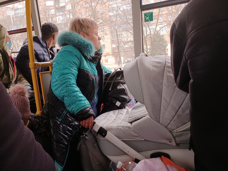 O mamă cu un bebeluș într-un autocar care duce spre Vest