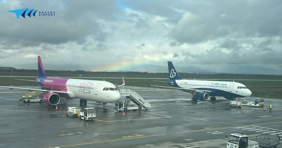 Două avioane pe pista Aeroportului Internațional Brașov