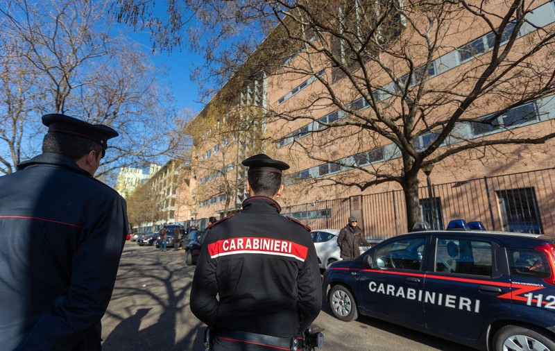 O româncă și doi albanezi, arestați în Italia după ce au bătut și jefuit o femeie
