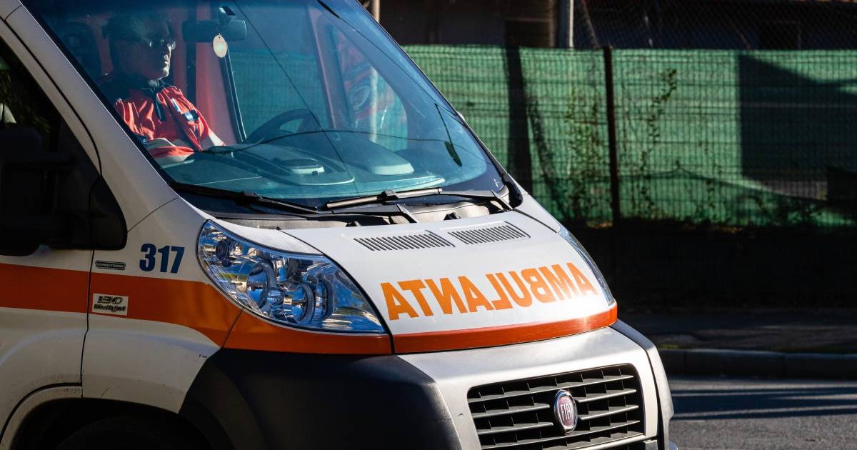 Ambulanta Romania pe strada, zi insorita