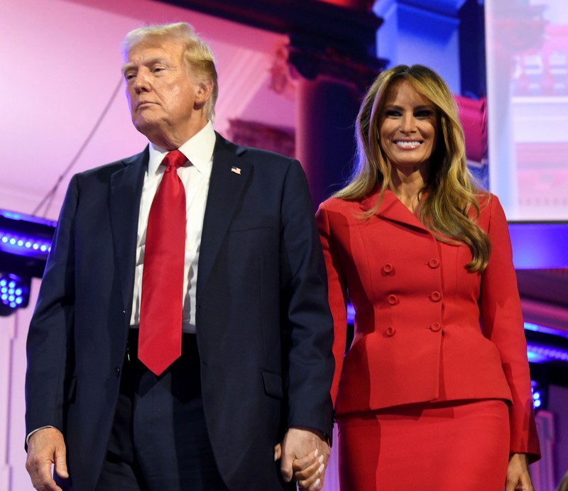 Melania Trump, alături de soțul ei, Domald Trump, pe scenă după discursul său de acceptare a candidaturii în cea de-a patra zi a Convenției Naționale Republicane, din Milwaukee. Foto: Hepta