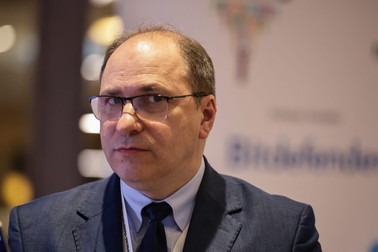 Ministrul Educației, Mihai Dimian, a găsit mai multe scuze decât măsuri pentru dezastrul din educație. Foto: Vlad Chirea