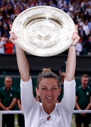 Simona Halep, cu trofeul de la Wimbledon