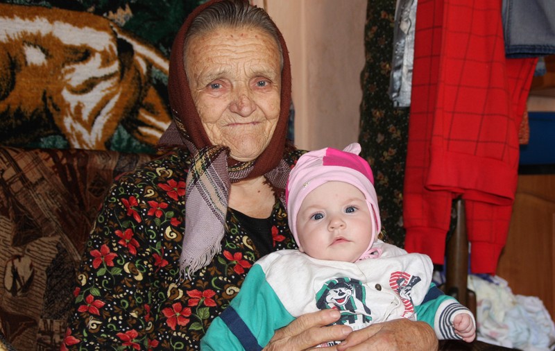 Mamă la 84 de ani! O bătrână și-a salvat strănepoata de pe patul de spital, după ce a fost abandonată