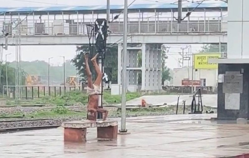 Un bătrân care făcea yoga în ploaie pe peronul unei gări i-a făcut pe tinerii Z și Alpha să exclame că e cool