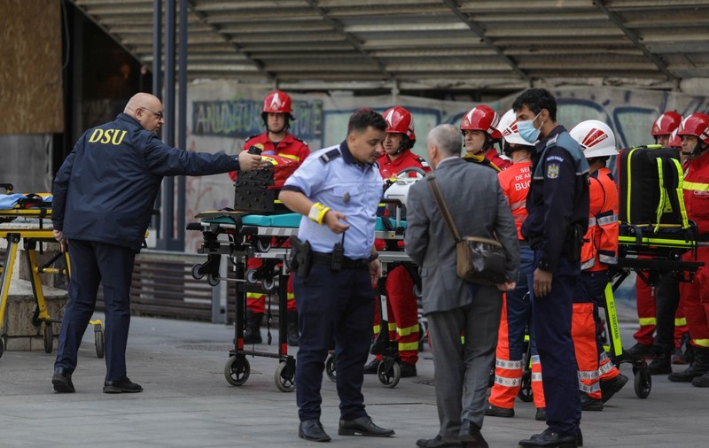Incidentul de la metrou, două cauze diferite. ISU vorbeşte despre un incendiu, Metrorex - despre o degajare de fum „din cauza frânării”