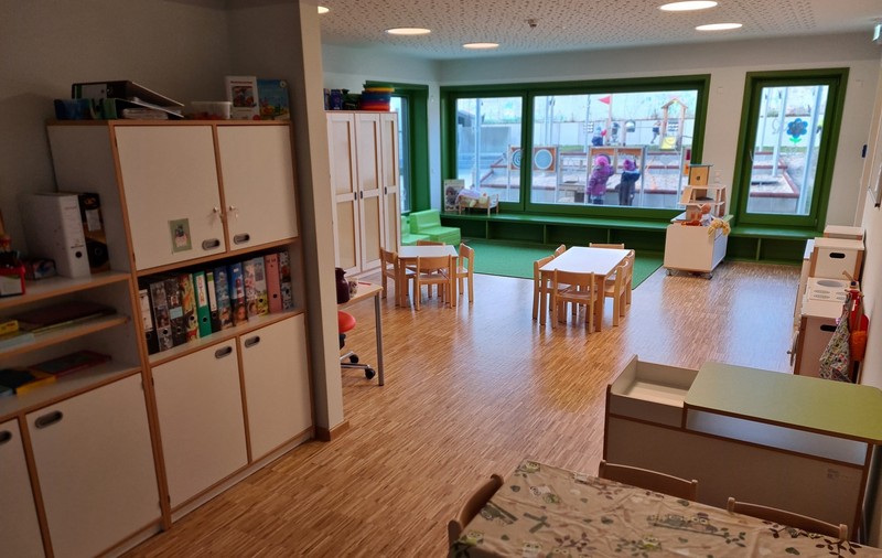 O educatoare este acuzată că le-a lipit gura copiilor cu bandă adezivă, în Germania: „Doar așa ascultă porcii ăștia!”