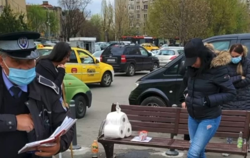 Persoane prinse de polițiști în timp ce aruncau coji de semințe pe jos în sectorul 5, puse să măture