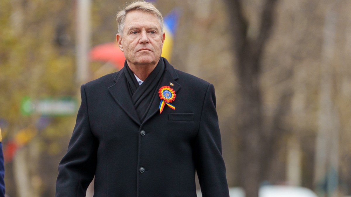 Președintele Klaus Iohannis, la una dintre paradele de 1 Decembrie, poartă un palton negru