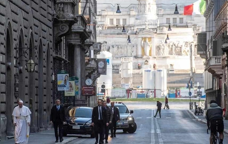 Papa Francisc, surprins pe străzile pustii din Roma. Suveranul Pontif s-a rugat pentru sfârşitul pandemiei de coronavirus