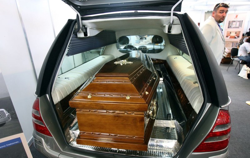 Firmele de pompe funebre din România au depășit pragul istoric de 100.000.000 de euro, în 2025