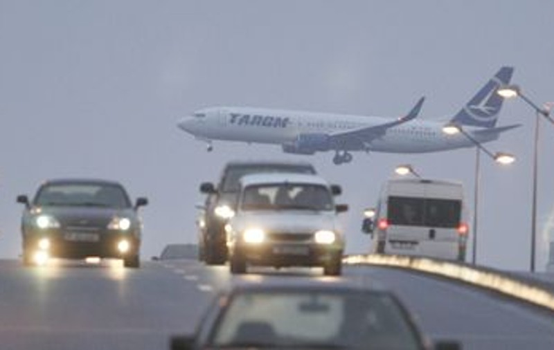 Capu' jos, trec avioanele!