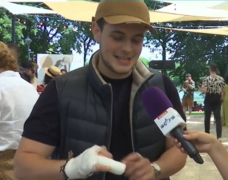 Aris Eram, cu mâna bandajată la un eveniment. Ce a pățit băiatul Andreei Esca: „Am ajuns direct la Urgențe! M-au cusut”
