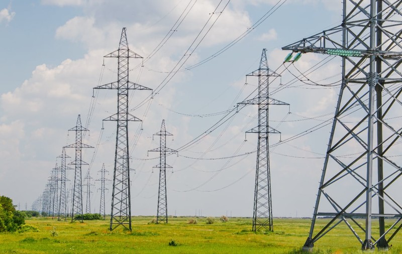 Cu cât s-a redus voluntar consumul de curent în România, în plină criză energetică. Joi seară estimatul de import e 2.300 MW