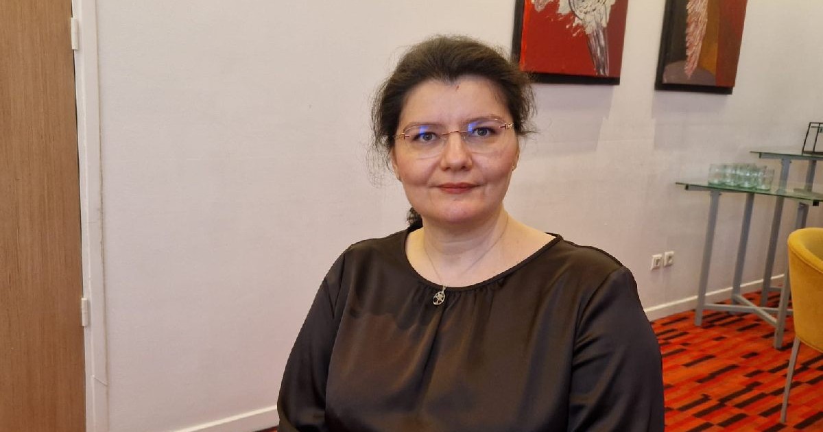 Într-o încăpere stă domana dr. Elena Sauer imbracata intr-o bluza maro, zambeste si vorbeste despre infarct miocardic defibrilator