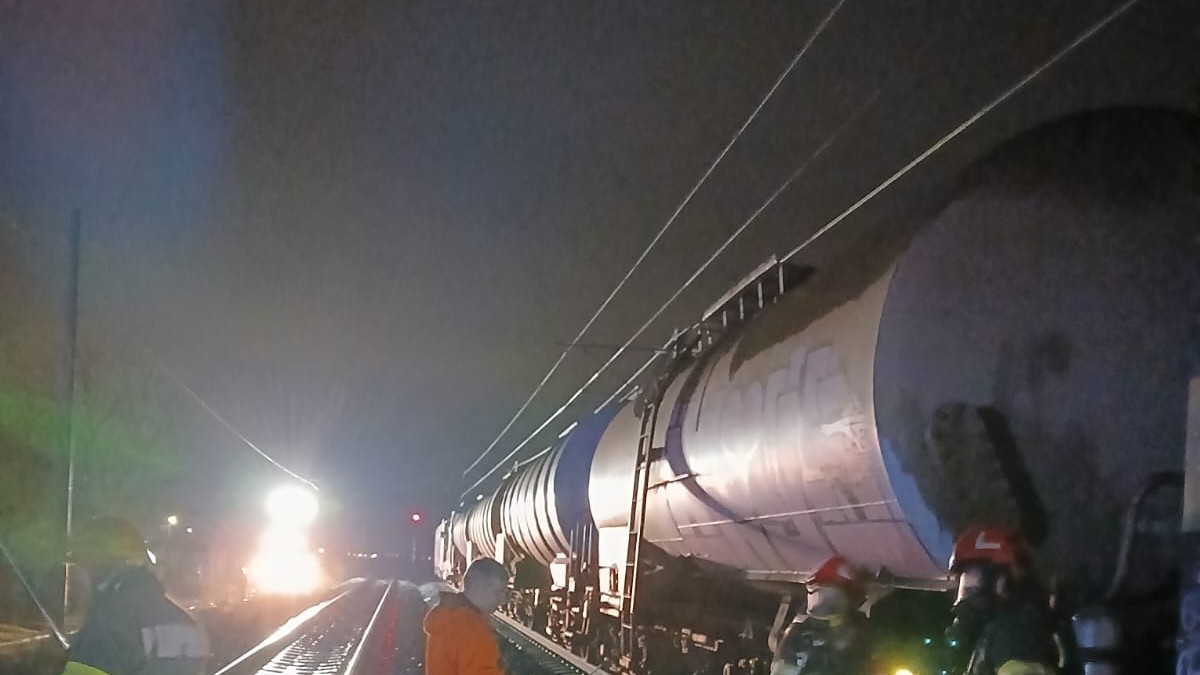 scurgeri de combustibil dintr-un tren, în județul Mureș.