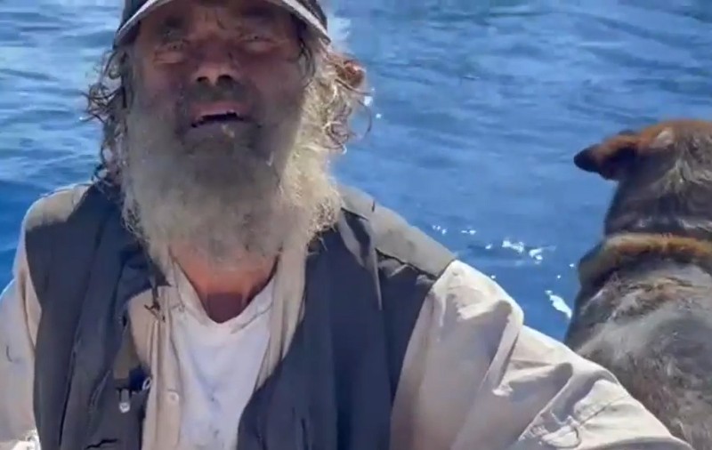 Un marinar australian și câinele lui au supraviețuit două luni în Oceanul Pacific, plutind în derivă într-o barcă avariată