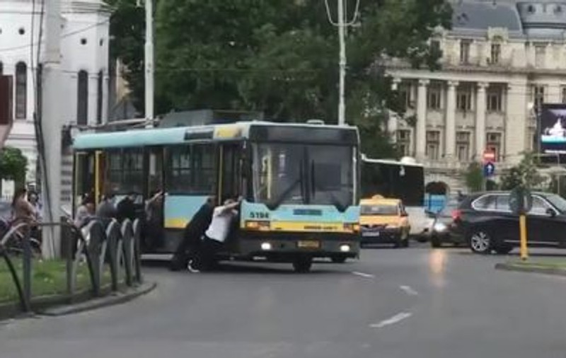 FOTO VIRAL | Mai mulți bucureșteni au împins un troleibuz în stație