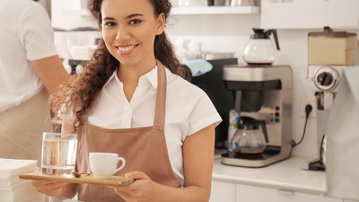 tanara-lucreaza-cafenea