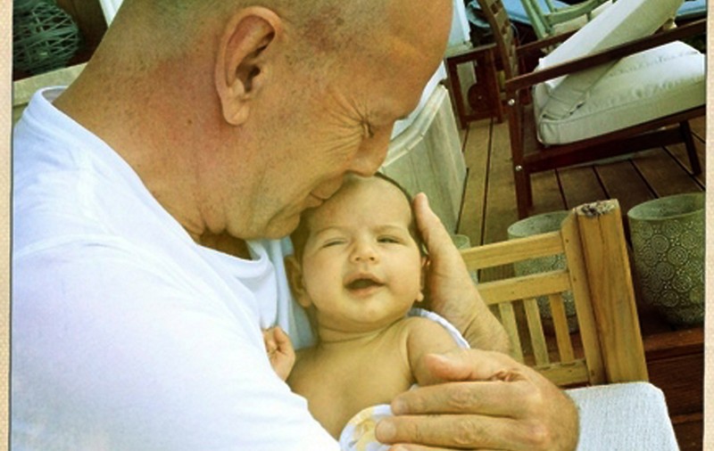 Ce au în comun Bruce Willis și fiica lui cea mai mică? Te vei lămuri în prima imagine cu fetița! FOTO