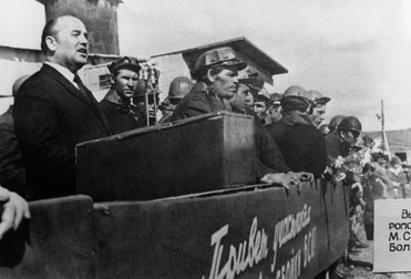Mihail Gorbaciov ține un discurs membrilor de partid din orașul Stavropol, în anii '70. Foto: Profimedia