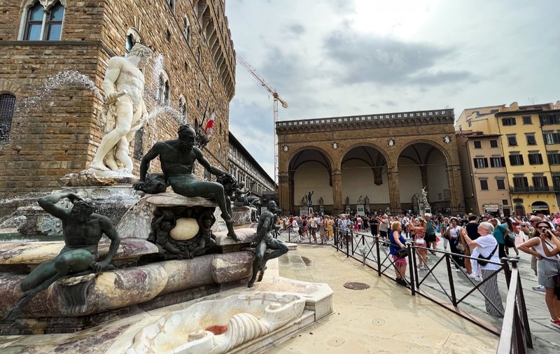 O turistă a făcut un gest controversat în Florența și a fost arestată pe loc, după o provocare pe care a primit-o de la prieteni înainte de nuntă