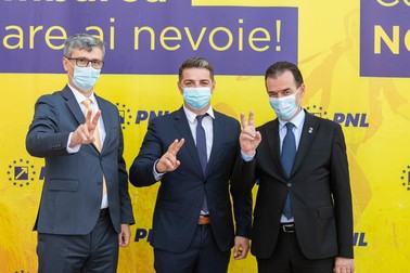 În pandemie, poză cu Marcoci, Popescu și Ludovic Orban