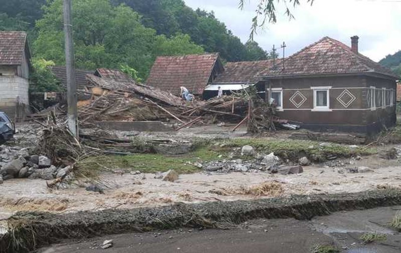 Inundații în județul Dolj după ploile abundente. Persoane evacuate, drumuri şi locuinţe inundate. VIDEO
