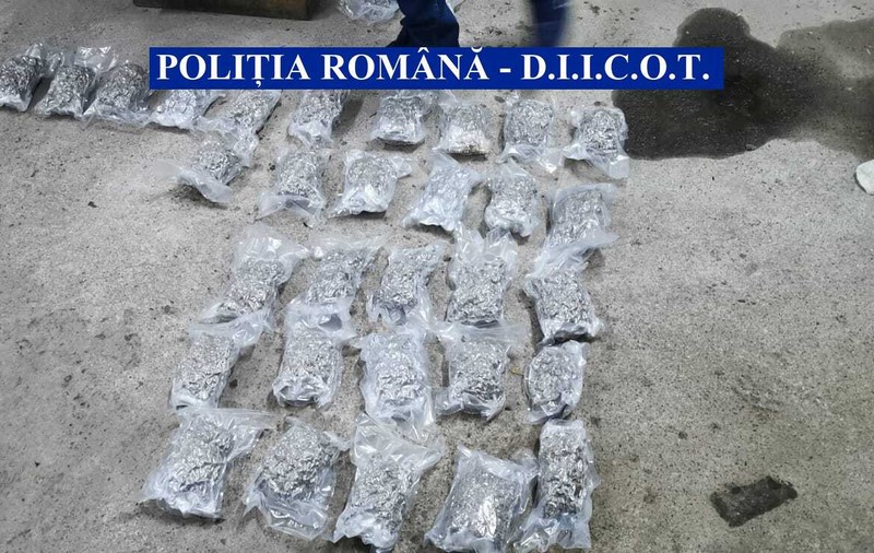 47 de pachete de canabis găsite în rezervorul mașinii. Mașina se îndrepta spre Republica Moldova