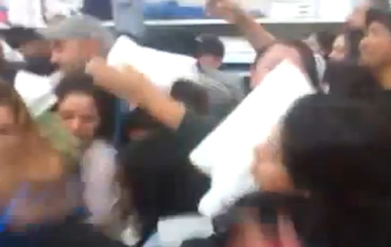 Zeci de femei se calcă în picioare pentru nişte prosoape, la Black Friday | VIDEO