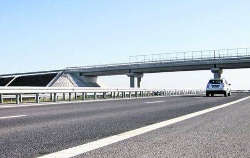 Autostrada e gata, dar rămâne închisă pentru că… n-are cine să îi taie panglica!