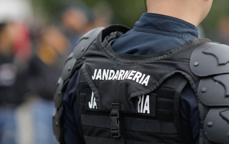 Un jandarm s-a prăbușit din senin și a murit pe stradă, în timpul serviciului. Sindicaliști: „Bolojan vrea să ne pensionăm la 65! Și colegii mor la 30, 40, 50 de ani”